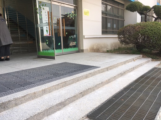 00초등학교 투표소 입구의 계단. ⓒ배융호