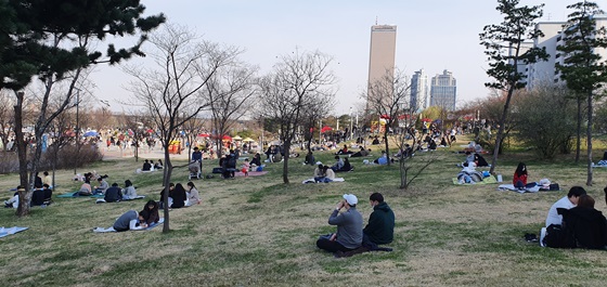 "코로나 바이러스 쯤이야..." 휴일을 맞아 봄나들이 하러 한강공원에 모여든 서울시민들. ⓒ정중규