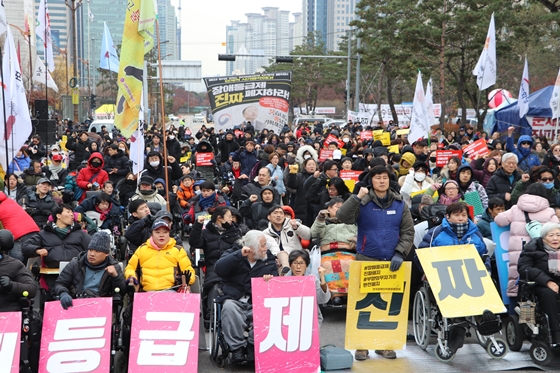 3일 서울 여의도 국회의사당역 인근에서 전국장애인차별철폐연대 주최로 '2019년 세계장애인의 날 투쟁결의대회 및 장애인차별철폐 2020 총선연대 출범식'이 열리고 있다. ⓒ에이블뉴스 
