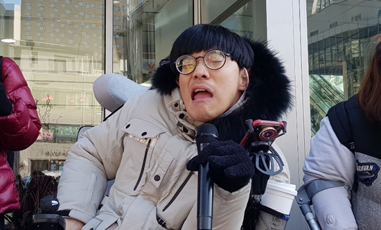 전동휠체어를 탄 중증장애인 서권일 씨가 30일 국가인권위원회 앞에서 열린 기자회견에서 발언하고 있다.ⓒ에이블뉴스
