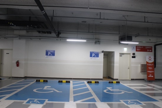 지하주차장에 설치된 장애인전용주차구역,ⓒ에이블뉴스DB