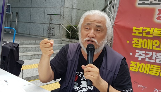 전국장애인차별철폐연대 박경석 상임공동대표가 5일 서울 충정로 사회보장위원회 앞에 차려진 천막농성장에서 기자들과 만나, 종합조사표 모의평가 약속을 이행하지 않은 보건복지부를 규탄했다.ⓒ에이블뉴스 