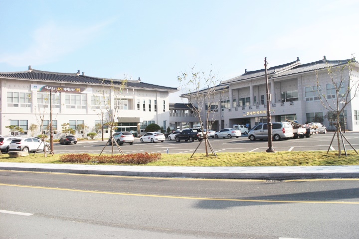 경주시 산내면행정복합타운 전경. 우측 행정동, 좌측 보건지소, 복지회관 건물이다. ⓒ박종태
