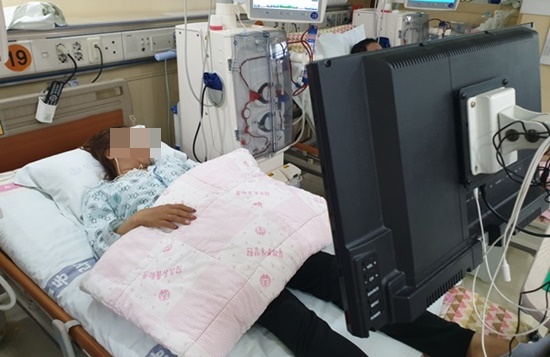혈액 투석을 받고 있는 신장장애인 모습.ⓒ에이블뉴스DB