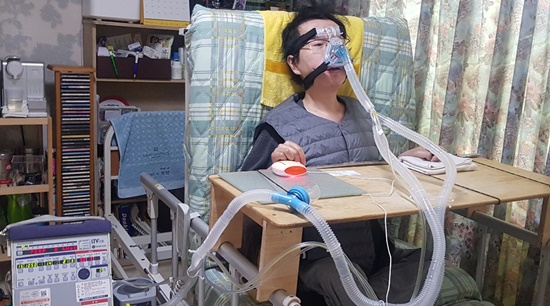 인천 계양구에 거주하는 근육장애인 이재익 씨 모습.ⓒ에이블뉴스