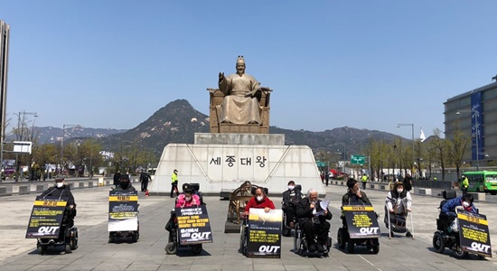 전국장애인차별철폐연대(전장연)가 9일 광화문광장에서 기자회견을 갖고, 장애인 비하·혐오·차별발언을 한 정치인 대상 낙선투쟁을 하겠다고 선포했다.ⓒ전국장애인차별철폐연대
