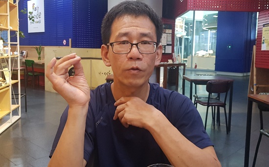 민주노총 공공연대노동조합 서울경기지부 도봉분회장인 활동지원사 강광철 씨(52세, 남)가 26일 에이블뉴스 기자와 만나 장애인활동지원사의 처우 개선이 필요함을 거듭 강조했다.ⓒ에이블뉴스 