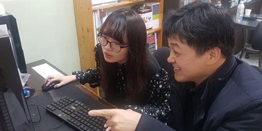 장애인과 근로지원인 모습.ⓒ에이블뉴스DB