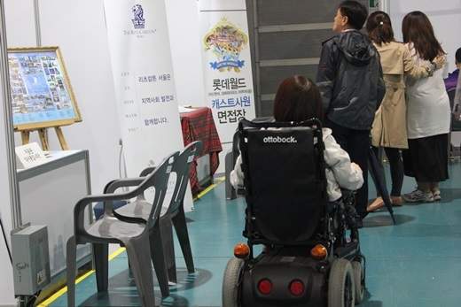 취업박람회를 둘러보는 중증장애인.ⓒ에이블뉴스
