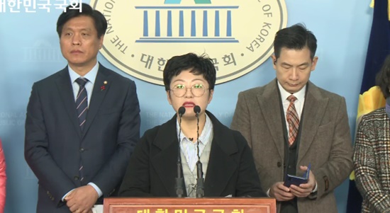 서울맹학교학부모회와 더불어민주당 조승래 의원이 28일 국회 정론관에서 기자회견을 갖고, 시각장애 인식 없는 무분별한 집회 시위단체를 규탄, 즉각 집회 중단을 촉구했다.ⓒ국회방송 캡쳐