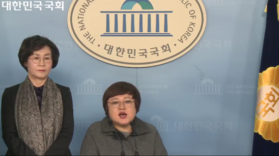 3일 국회 정론관에서 전국장애인차별철폐연대와 사회복지법인 프리웰, 더불어민주당 김상희 국회의원이 공동주최한 '유엔장애인권리협약 선택의정서 비준·장애인 탈시설 로드맵 촉구 기자회견'에서 유엔장애인권리위원회 김미연 위원이 발언하고 있다. ⓒ국회방송 캡처