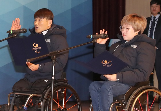 30일 대한장애인체육회 이천훈련원에서 열린 2020 국가대표 훈련 개시식에서 배드민턴 김정준(사진 좌), 탁구 이미규(사진 우)가 대표로 ‘국가대표 선수다짐’을 하고 있다. ⓒ대한장애인체육회 