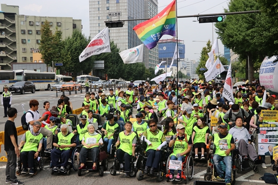 21일 서울 충정로 사회보장위원회 앞에서 열린 '장애등급제 예산 쟁취 및 활동지원 연령제한 폐지 집중결의대회' 모습. ⓒ에이블뉴스