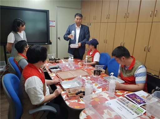 중증장애인 대상 곤충 선별 실습 교육 모습. ⓒ국립공원공단