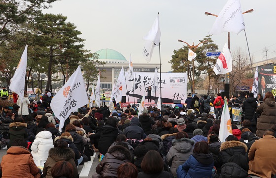3일 오후 2시 서울 여의도 국회 앞에서 ‘부모의 힘으로 길을 만들다!’라는 주제 아래 열린 ‘전국장애인부모연대 출범 11주년 집중 결의대회’ 모습. ⓒ에이블뉴스
