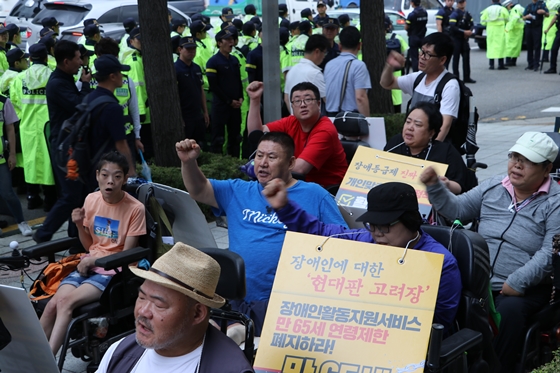 30일 서울 충정로 사회보장위원회 앞에서 장애인권활동가들이 구호를 외치고 있다. ⓒ에이블뉴스