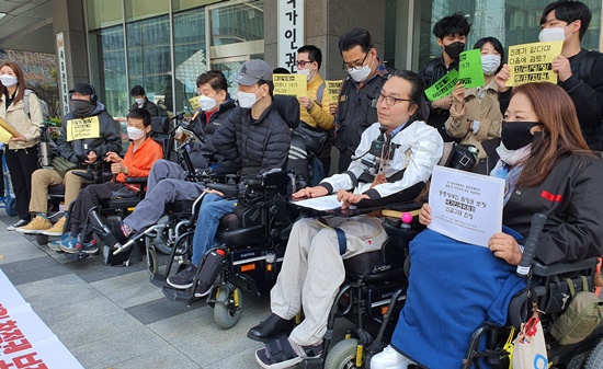 장애인차별금지추진연대 등이 3일 국가인권위원회 앞에서 기자회견을 갖고 중증장애인 참정권 보장을 위한 긴급구제를 요청하고 있다.ⓒ장애인차별금지추진연대