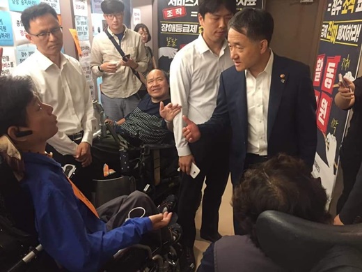6월 14일 오전 서울 충정로에 위치한 사회보장위원회를 찾은 장애인 활동가들이 박능후 보건복지부 장관에게 절박한 호소 끝, 모의평가 약속을 받아냈다.ⓒ에이블뉴스DB