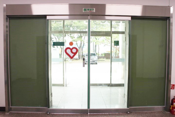 주출입구 출입문은 이중으로 첫 번째는 여닫이, 두 번째는 터치식자동문으로 휠체어를 사용하는 장애인이나 손이 불편한 중증장애인이 이용하기에는 불편을 겪을 것으로 보였다. ⓒ박종태