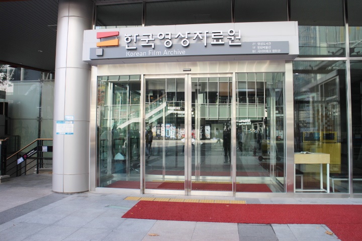 한국영상자료원 주출입문은 자동문과 여닫이문, 앞바닥에 모두 점자블록이 설치돼 있다. 따라서 여닫이문을 이용하는 시각장애인은 불편이 없는 반면, 자동문을 이용하는 휠체어 사용 장애인은 없어도 될 점자블록으로 인해 이동 불편을 겪는다. 휠체어 사용 장애인의 불편을 해소하려면 자동문 바닥에 점자블록을 없애면 된다. ⓒ박종태