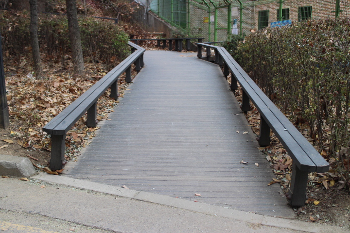 계남근린공원 무장애숲길은 남영초등학교에서 시작한다. ⓒ박종태