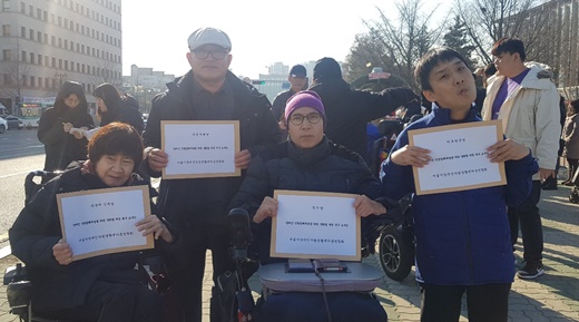 한국장애인자립생활센터총연합회, 서울시장애인자립생활센터총연합회, 서울장애인소비자연대 등 3개단체는 21일 국회 앞에서 기자회견을 갖고, 국회에 장애 인권침해 예방을 위한 국회법을 개정하라고 촉구했다.ⓒ에이블뉴스 