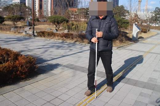 흰 지팡이를 사용해 걷고 있는 시각장애인.ⓒ에이블뉴스