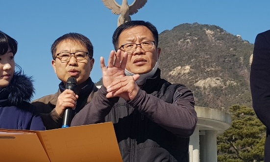 청각장애인 당사자 윤정기 씨가 감염병 대책 마련을 촉구하는 모습.ⓒ에이블뉴스