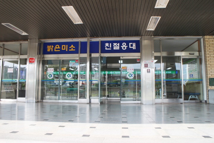 대구시운전면허시험장은 3층 건물로 1층 중앙 현관 출입문은 여닫이 3곳, 우측 한쪽에 자동문과 함께 장애인마크가 그려져 있어 휠체어를 사용하는 장애인이 이곳을 이용하면 불편이 없을 것으로 보였지만 지난 8일 방문했을 때 자동문이 작동을 하지 않은 상태인 것은 물론 문이 열리더라도 앞에 의자가 있어 출입이 불가능했다. ⓒ박종태