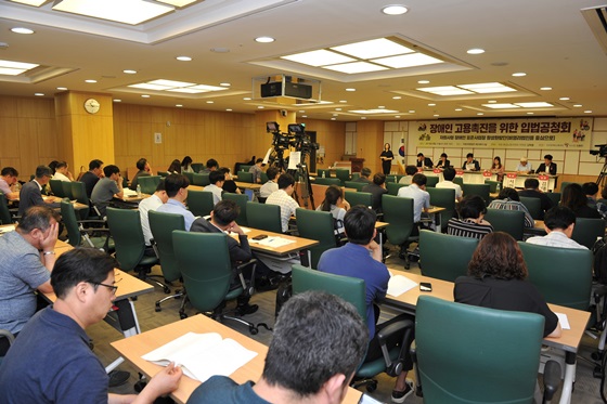 21일 국회의원회관 제3세미나실에서 국회 환경노동위원회 김학용 위원장과 한국장애인고용공단이 개최한 대기업 자회사형 장애인 표준사업장의 인증요건을 완화하는 내용의 입법공청회 모습. ⓒ한국장애인고용공단