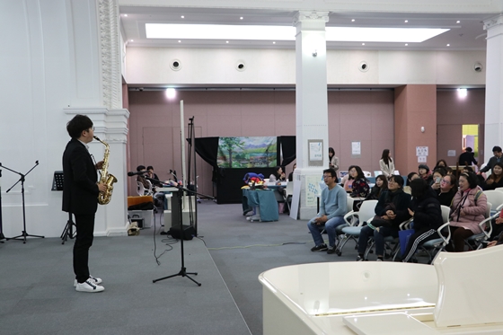 27일 서울 시민청 태평홀에서 열린 '꿈틔움 예술창작소 작품발표회'에서 임준우 군이 색소폰 연주를 선보이고 있다. ⓒ에이블뉴스