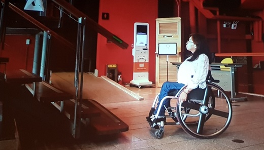 0set 프로젝트 ‘불편한 입장들’ 영상. 남산예술센터 계단으로 인해 휠체어가 접근하지 못하는 장면.ⓒ에이블뉴스