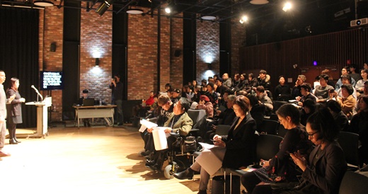 5일 서울 대학로 이음센터 이음아트홀에서 열린 ‘미국 장애인 연극 전문가 초청 강연’을 듣고 있는 관객들.ⓒ에이블뉴스