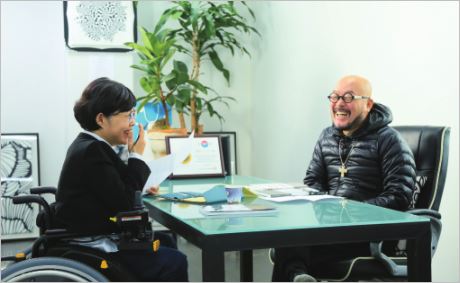 인터뷰 중(방귀희 회장과 이상봉 명예대사) ⓒ한국장애예술인협회