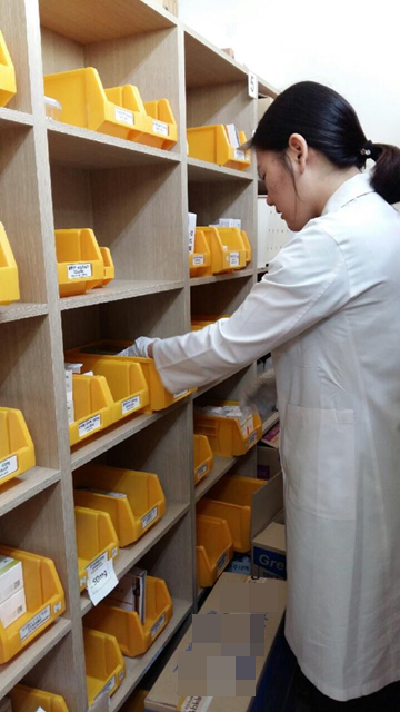 대전성모병원 약제팀에서 약 분류 작업을 진행중인 배소정씨. ⓒ행복한우리복지관