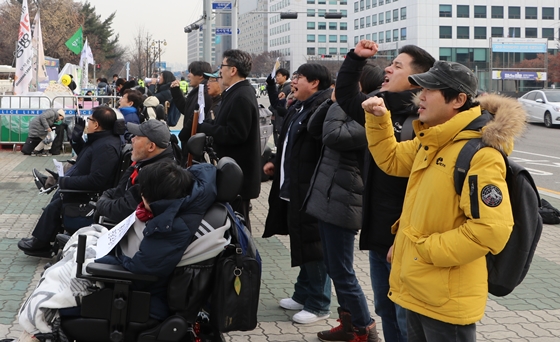  9일 국회 앞에서 전국장애인차별철폐연대 장애인권활동가들이 국회를 향해 '2019 장애인생존권 3대법안 통과'를 외치고 있다. ⓒ에이블뉴스