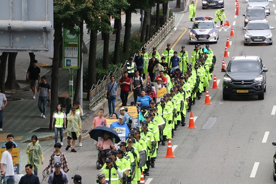 30일 서울 충정로 사회보장위원회를 출발한 장애인권활동가들이 도로를 행진하고 있다. ⓒ에이블뉴스