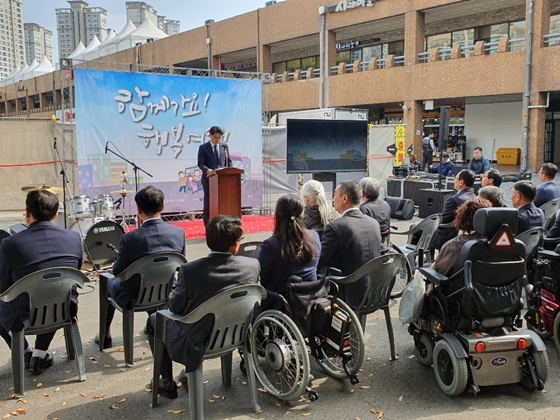 28일 오전 서울 반포동 고속터미널 앞에서 열린 고속버스 휠체어 탑승 시범운영 기념행사에서 김상도 국토교통부 종합교통정책관이 축사를 전하고 있다. ⓒ에이블뉴스