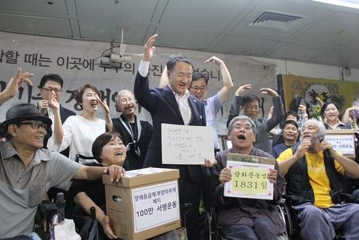 1842일간 농성을 펼친 광화문역 지하차도에 박능후 보건복지부 장관이 방문했다.ⓒ에이블뉴스DB