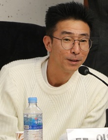20일 국회 의원회관에서 전국장애인차별철폐 주최로 열린 '장애인 이동권 현황과 개선방안을 위한 토론회'에서 이영봉 포천나눔의집장애인자립생활센터장이 발언하고 있다. ⓒ에이블뉴스