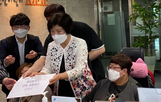 장애인차별금지추진연대 등 11개 단체는 18일 국가인권위원회 앞에서 기자회견을 갖고, A병원 정신장애인 사망 사건에 대한 대책 마련을 촉구하는 정책권고 진정을 제기했다.ⓒ전국장애인차별철폐연대
