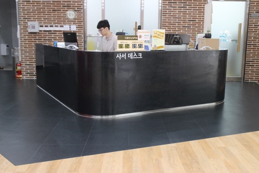 도서관 내부 안내데스크. 휠체어 사용 장애인들 위한 편의가 아쉽다. ⓒ박종태