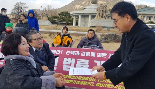 청와대 시민사회수석비서관실 육성철 행정관에게 질의서를 전달하는 모습.ⓒ에이블뉴스
