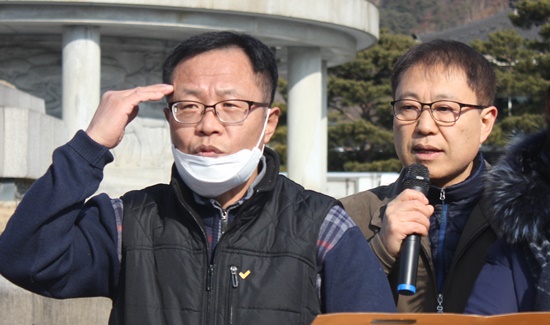 청각장애인 당사자인 윤정기 씨(왼쪽)와 수어통역 중인 장애벽허물기 김철환 활동가(오른쪽).ⓒ에이블뉴스