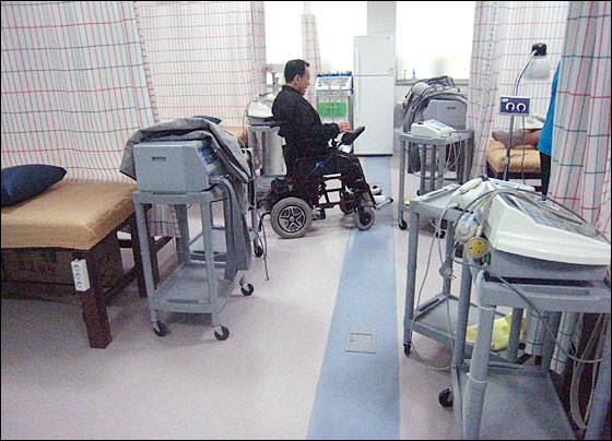 물리치료를 받고 있는 장애인(기사 내용과 무관).ⓒ에이블뉴스DB