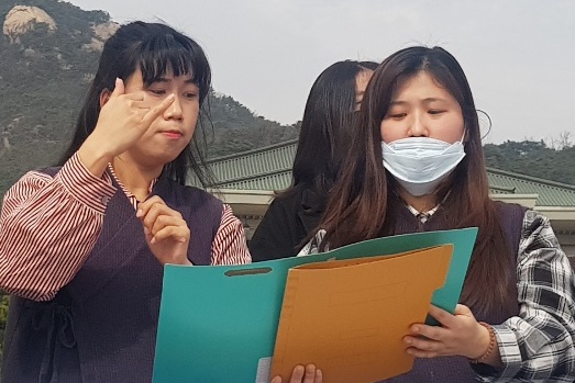 소리를 보여주는 사람들 김민경 교사(왼).ⓒ에이블뉴스