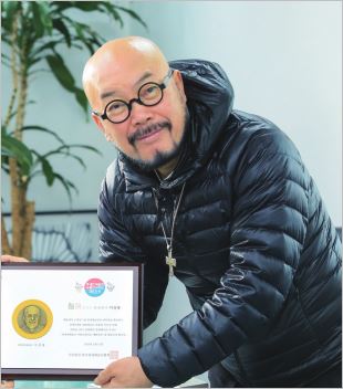 명예대사패를 든 이상봉 명예대사 ⓒ한국장애예술인협회