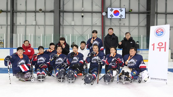 14일 강릉하키센터 보조링크장에서 열린 제17회 전국장애인동계체육대회 아이스하키 결승전에서 금메달을 획득한 강원도 선수단이 기념사진을 찍고 있다. ⓒ대한장애인체육회