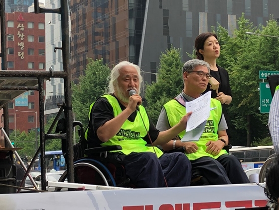 21일 서울 충정로 사회보장위원회 앞에서 열린 '장애등급제 예산 쟁취 및 활동지원 연령제한 폐지 집중결의대회'에서 전국장애인차별철폐연대 박경석 상임공동대표가 복지부 발표에 대해비판하고 있다. ⓒ전국장애인차별철폐연대