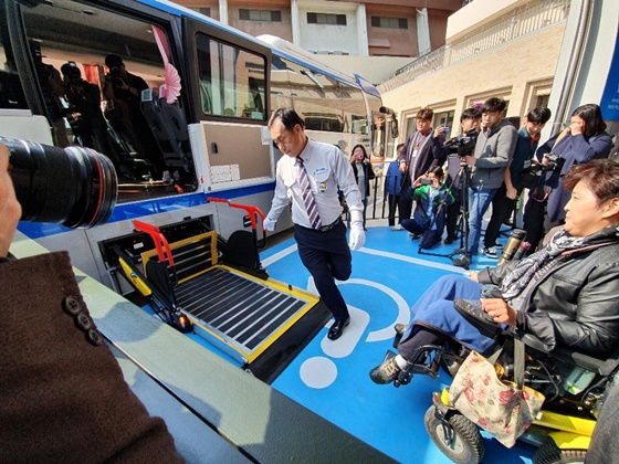 28일 오전 서울 반포동 고속터미널 탑승구에서 휠체어 이용 장애인 당사자가 운전기사의 안내를 받아 휠체어 탑승설비를 이용해 고속버스에 탑승하고 있다. ⓒ에이블뉴스